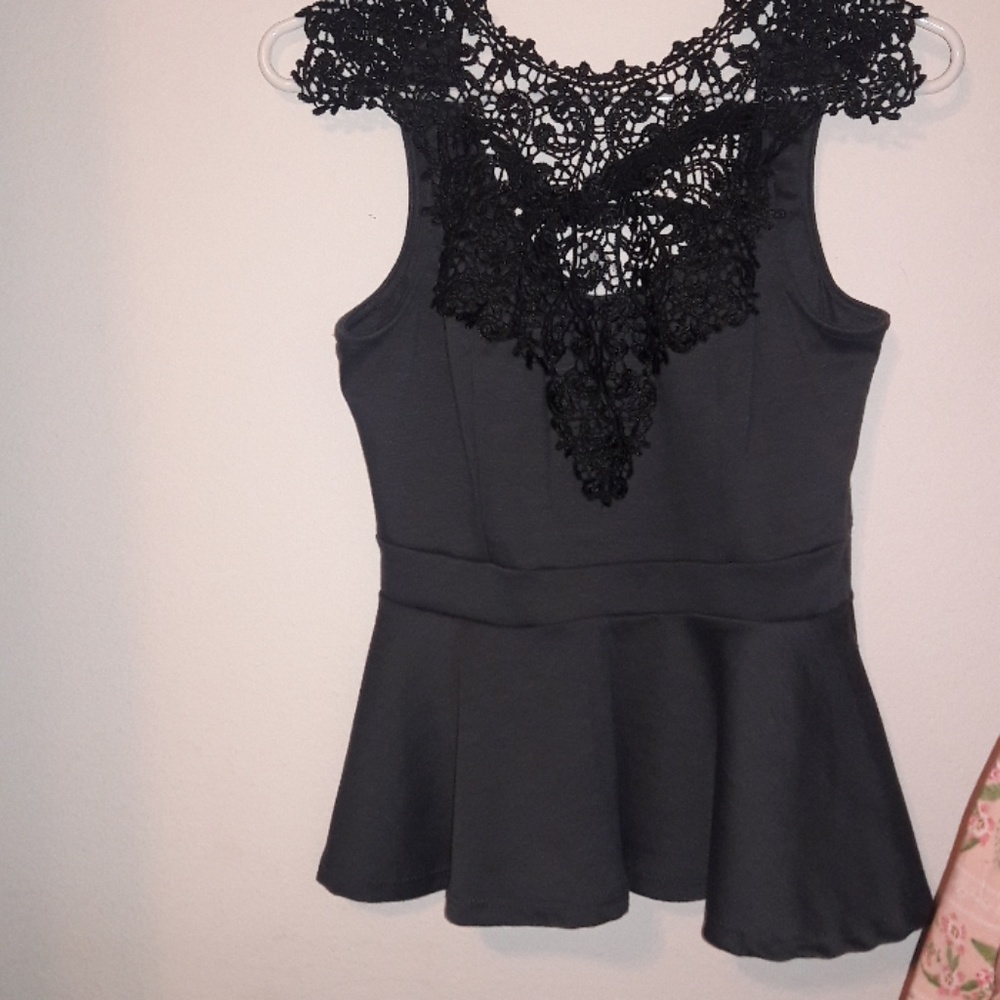 An elegant daring blouse, it's darling!!🖤💄